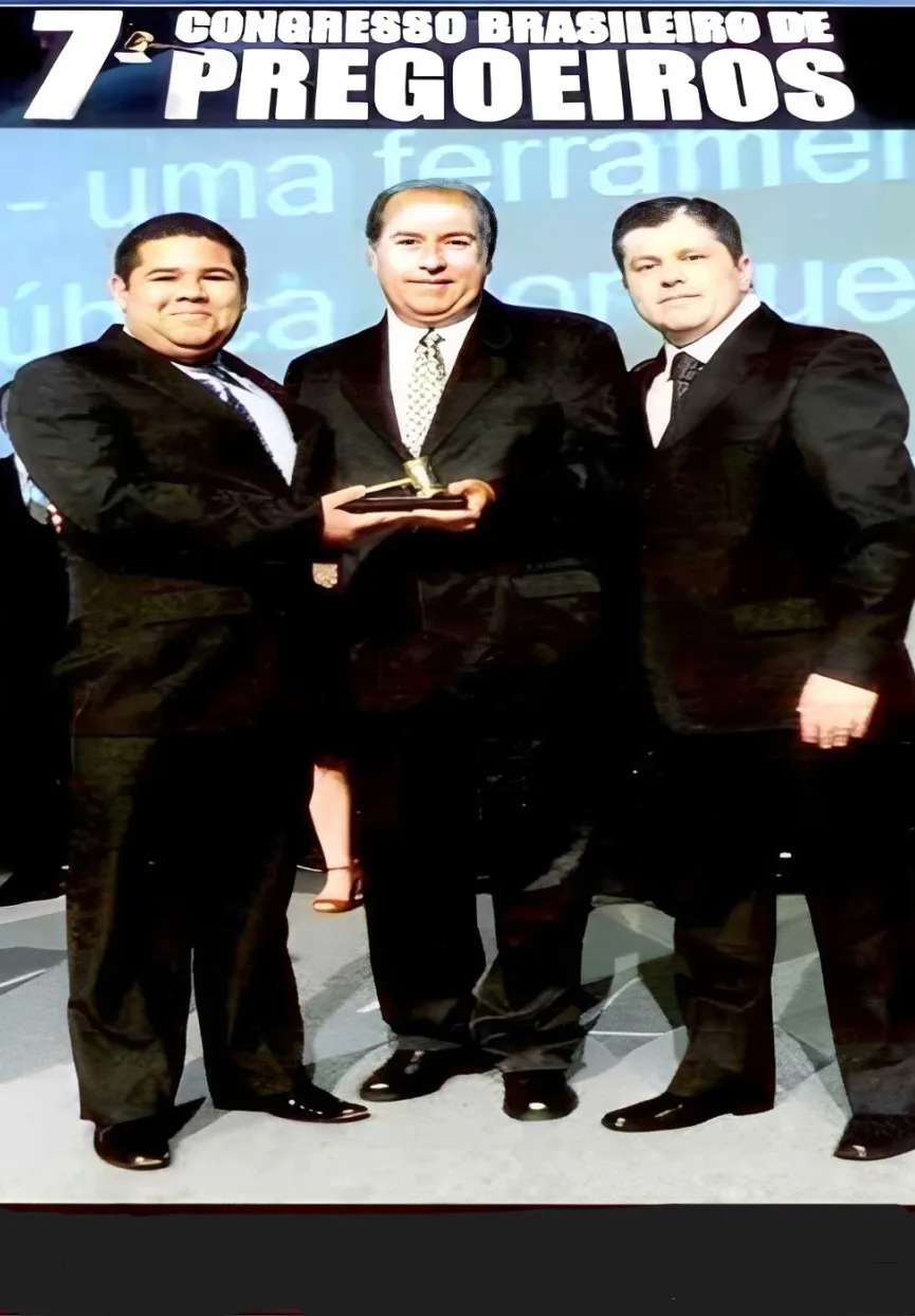 Dr. Josevan Duarte recebendo prêmio pelo artigo sobre pregão publicado — VII Congresso Brasileiro de Pregoeiros, 19 de março de 2012